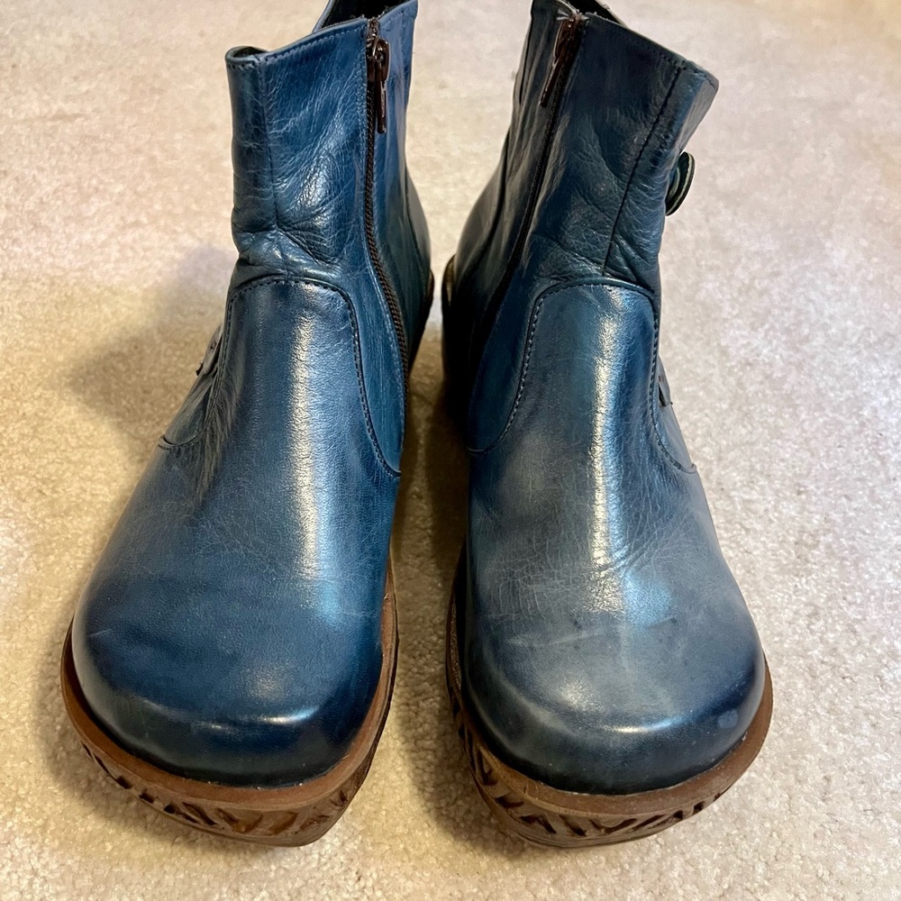 Women's Leather Zip Ankle Booties in Deep Blue, 39 (US 9)